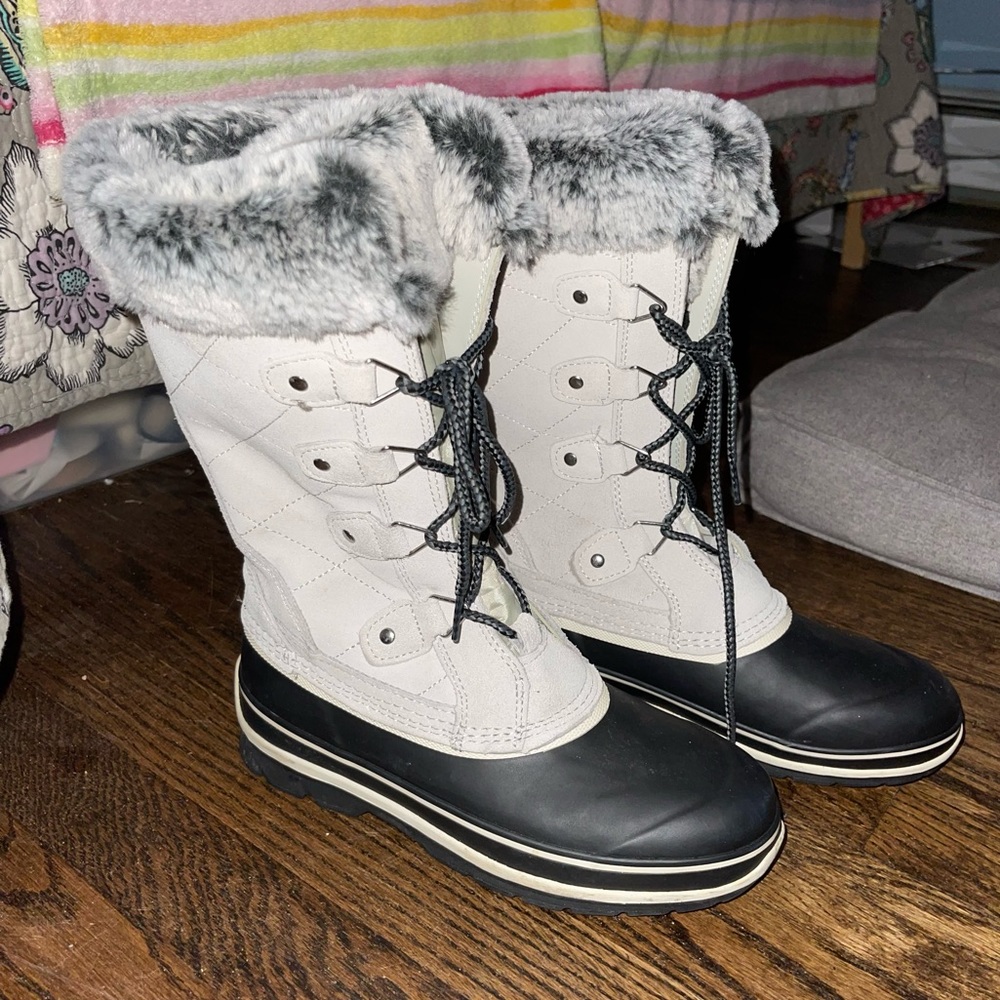 Khombu winter boots size 7M with faux fur